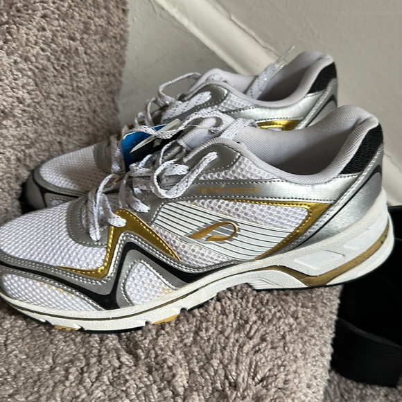 My dad bought this last year when he was in Korea but his feet got bigger. - Picture 4 of 4